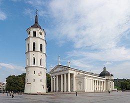 Cathédrale de Vilnius Extérieur 2, Vilnius, Lituanie - Diliff.jpg