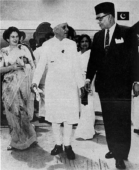 Feroz Khan Noon (right) with Jawaharlal Nehru, First Prime Minister of India (centre) and Feroz's spouse Viqar-un-Nisa Noon (left)