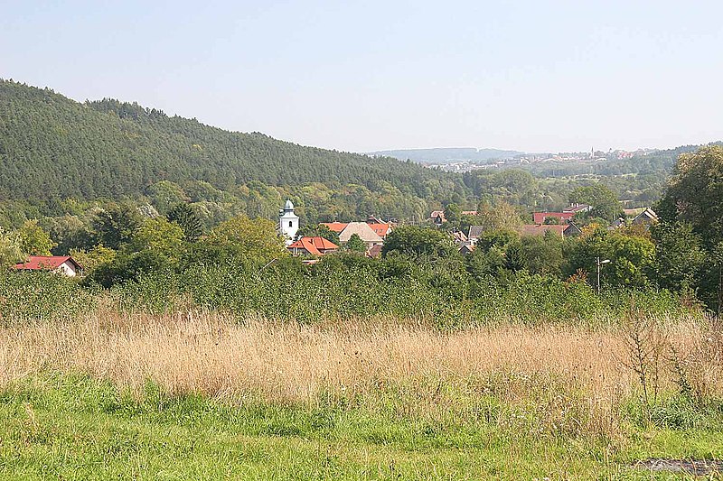 File:Vrbatův Kostelec ze silnice z osady Hlína.jpg