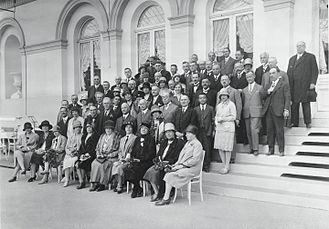 Staff at Langley Court in the 1930s WPRL 'Old Boys' at Langley Court Wellcome L0041459.jpg