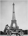 Usonaj soldatoj rigardas la francan flagon post la forigo de Nazia Germanio el Parizo en 1944