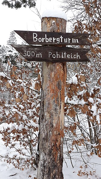 File:Wegweiser in Kirchberg (Sachsen), Pohlteich 0,3 km.jpg