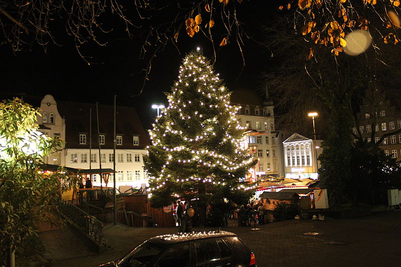 File:Weihnachtsmarkt 2011 Flensburg, Weihnachtsbaum auf dem Südermarkt.JPG