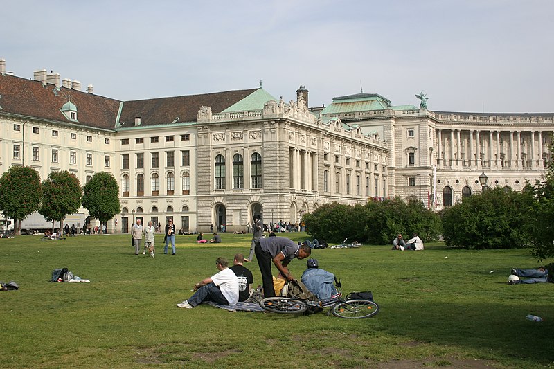 File:Wien-Hofburg-106-Heldenplatz-2007-gje.jpg