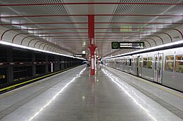 Wien U-Bahn-Station Leopoldau Bahnsteig.jpg