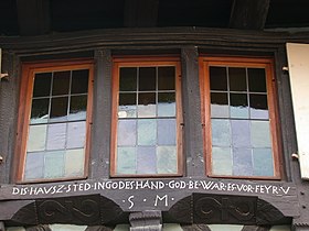 Inscripción en alsaciano en una ventana de la localidad de Eguisheim:Dis Hausz sted in Godes Hand - God bewar es vor Feyr(Esta casa está en manos de Dios - Que Dios la proteja del fuego)