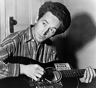 Woody Guthrie, gitarıyla birlikte (8 Mart 1943). (Üreten:New York World-Telegram and the Sun)