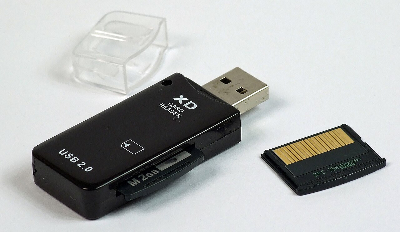 om Trænge ind hellig File:XD Card to USB adapter with cards.jpg - Wikimedia Commons