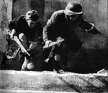 De film toont nog steeds twee jonge jongens gekleed in gevangen Duitse militaire uniformen, met Poolse nationale kleuren gemarkeerd op de helm van een van hen, gewapend met schietgeweren, die een straat passeren die onder vijandelijk vuur lag tijdens de Opstand van Warschau.