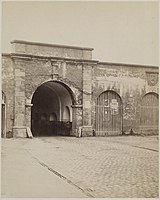 Binnenzijde van de poort in ca. 1876 (fotograaf: Von Kolkow) met rechts boven een van de gaanderijen het wapen van de stad Groningen