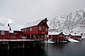 Ein Dorf auf den Lofoten. Diese Inselgruppe gehört zu Norwegen.