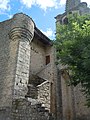 Escalier extérieur dominé par une échauguette.