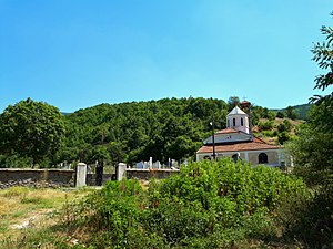 Црквата со селските гробишта