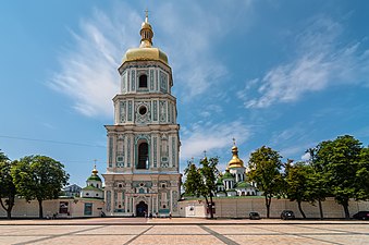 Klokketårnet til Santa Sofia sett fra Bohdan Chmel'nyc'kyj-plassen.