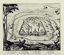 Vue en dessin de la forteresse de la ville depuis une hauteur. La forteresse a un périmètre en carré, avec des maisons et églises en son sein.