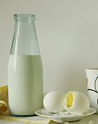 Bữa sáng với một chai sữa và trứng gà luộc.