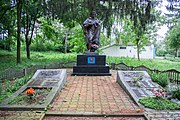 Рожична. Братська могила воїнів Радянської Армії, загиблих при звільненні села, і пам'ятник воїнам-односельчанам.jpg