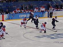 Fotografía de un partido de hockey sobre hielo.