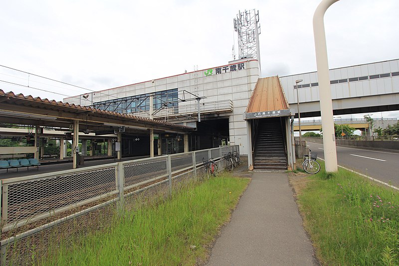 File:南千歳駅 - panoramio.jpg