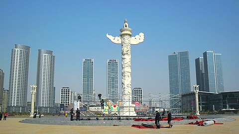 Huabiao berada di tengah lapangan (sekarang menjadi lokasi air mancur musikal)