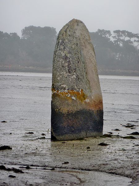 File:069 Rivière de Pont-l'Abbé menhir.JPG