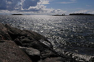 Blick von Kalliosaari auf benachbarte Inseln: links hinten Pihlajaluoto, in der Mitte näher Kalliosaarenluoto, rechts dahinter Iso Leikosaari