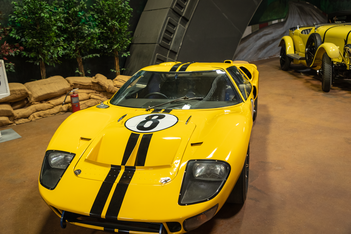 1966 Ford GT40 Mark II (1966 24 Hours of Le Mans, No.8) (Simeone) 02.png