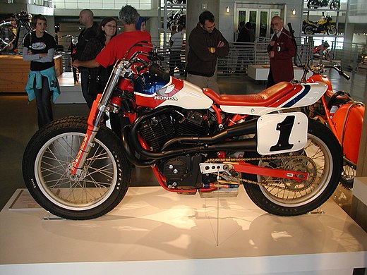Dirttrack wordt gedomindeerd door Harley-Davidson, maar in de jaren tachtig nam Honda ook deel, zoals met deze RS 750 D uit 1984 die werd bereden door Bubba Shobert