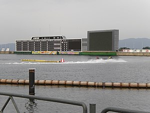 競争水面及び大型スクリーン