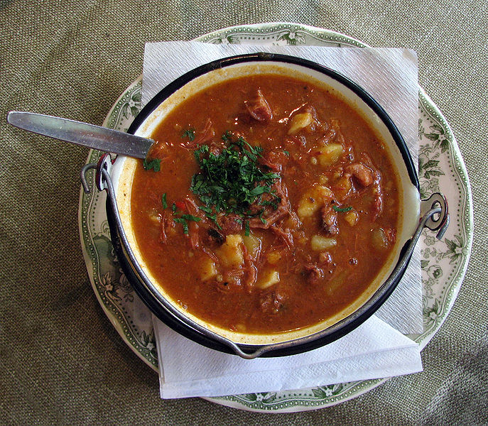 File:2009-09-gulasch-pörkölt-paprikas-3.jpg