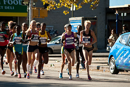 Women lead pack at mile 17 in Manhattan