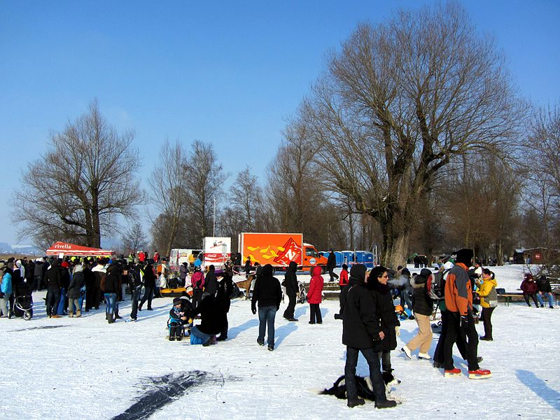 File:2012 'Seegfrörni' - Pfäffikersee - Strandbad Auslikon 2012-02-12 15-00-00 (SX230).JPG