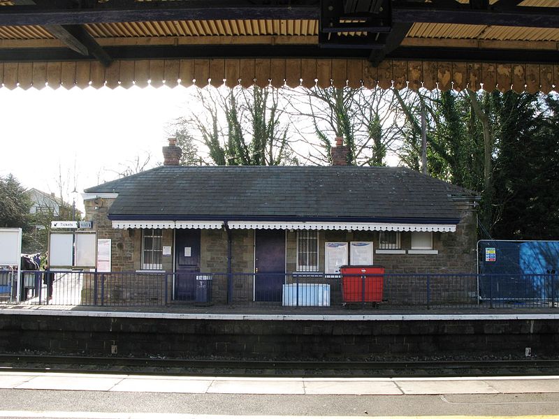 File:2014 at Tilehurst station - platform 1.jpg