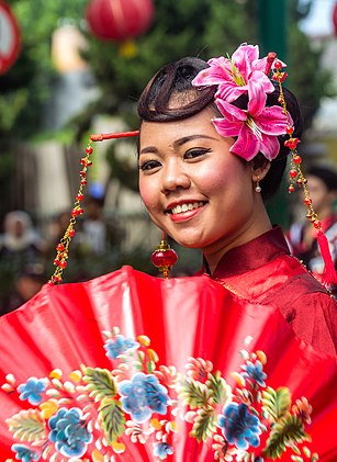Estudante da Universidade Estatal de Jogjacarta se prepara para um desfile na rua Sudirman, Jogjacarta, para comemorar o ano-novo chinês. (definição 3 456 × 4 734)