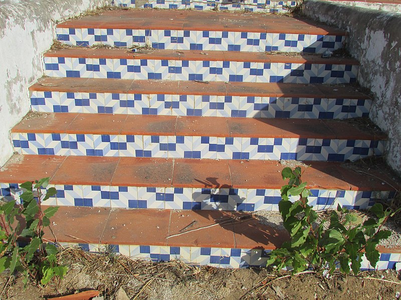 File:2017-10-25 Outdoor tile staircase, Urbanização Jacarandá, Albufeira.JPG