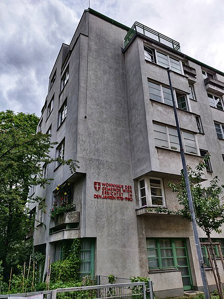 File:2020-05-29 Gemeindebau Grimmgasse 8 inscription.jpg