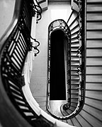 Cantilevered oval staircase