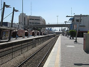 תחנת הרכבת חיפה מרכז – השמונה: היסטוריה, קווי אוטובוס העוברים בתחנה, מבנה התחנה