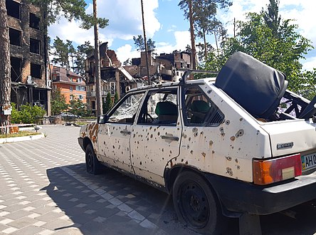 Автомобіль із донецькими номерами після обстрілу росіянами