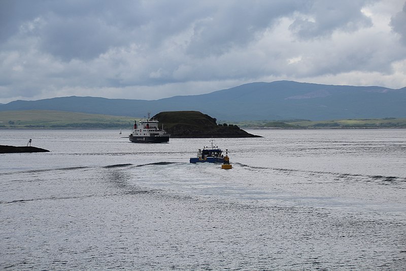 File:Ailsa Craig und eine Fähre bei Oban.jpg