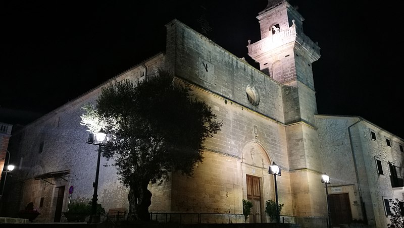 File:Ajuntament i església de Lloret de Vistalegre de nit.jpg