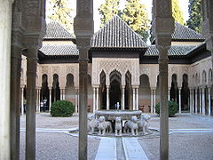 La célebre fuente del palacio de la Alhambra, en Granada (España). Excepcional ejemplo de representación de figuras en el arte islámico.