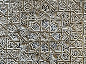 Motivos geométricos en la decoración de estucos de la Sala de las Dos Hermanas de la Alhambra (siglo XIV)