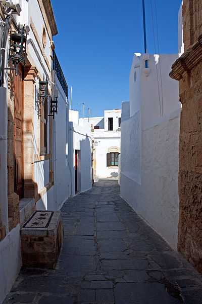 File:Alley in Lindos, Rhodes 4.jpg