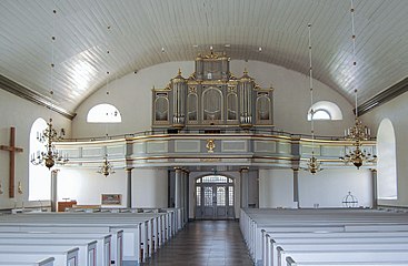 Kyrkorummet mot väster med orgelläktaren.
