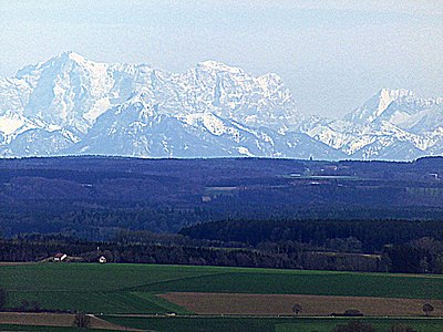 Zugspitze, Alpen. Vom Bussen, 767 Meter über dem Meer, dem Heiligen Berg Oberschwabens, am 10. April 2012 aufgenommen. Vom Bussen zur Zugspitze sind es 135 Kilometer Luftlinie.