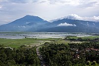 Merbabu (vlevo) a Telomoyo (vpravo).