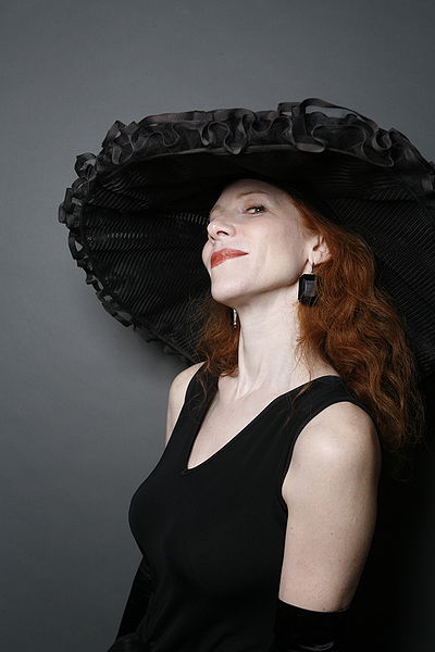 File:Amy Alkon in hat.jpg