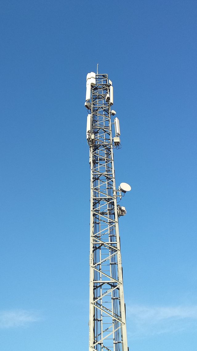 Teléfono móvil antena emisora de telecomunicaciones Fotografía