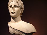 Tête féminine (peut-être d'Aphrodite) trouvée en 1823, près du théâtre.